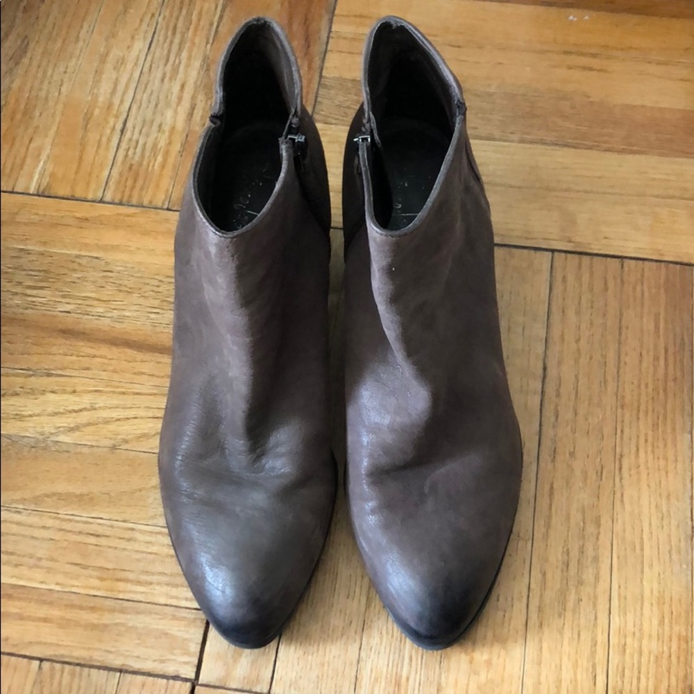 Nubuck taupe booties